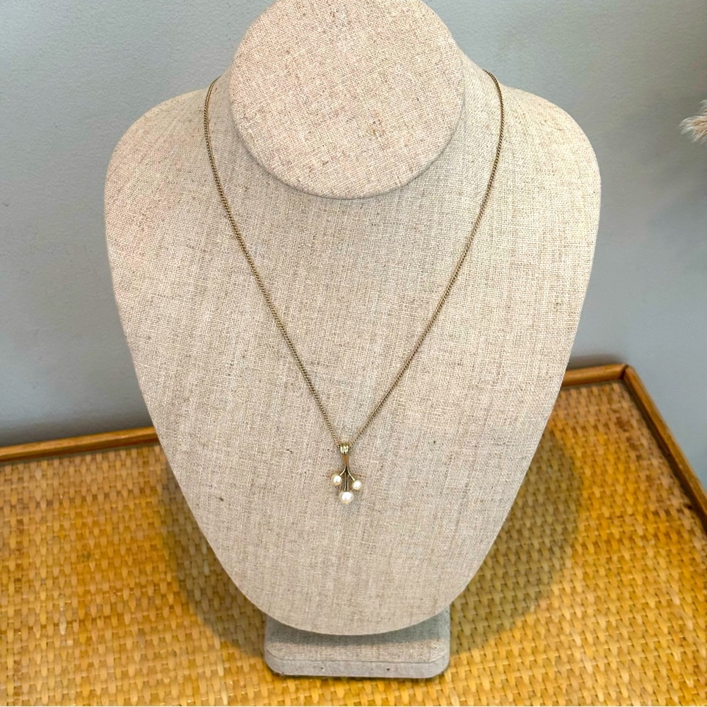 Vintage Sarah Coventry gold tone necklace with faux pearl pendant as new!